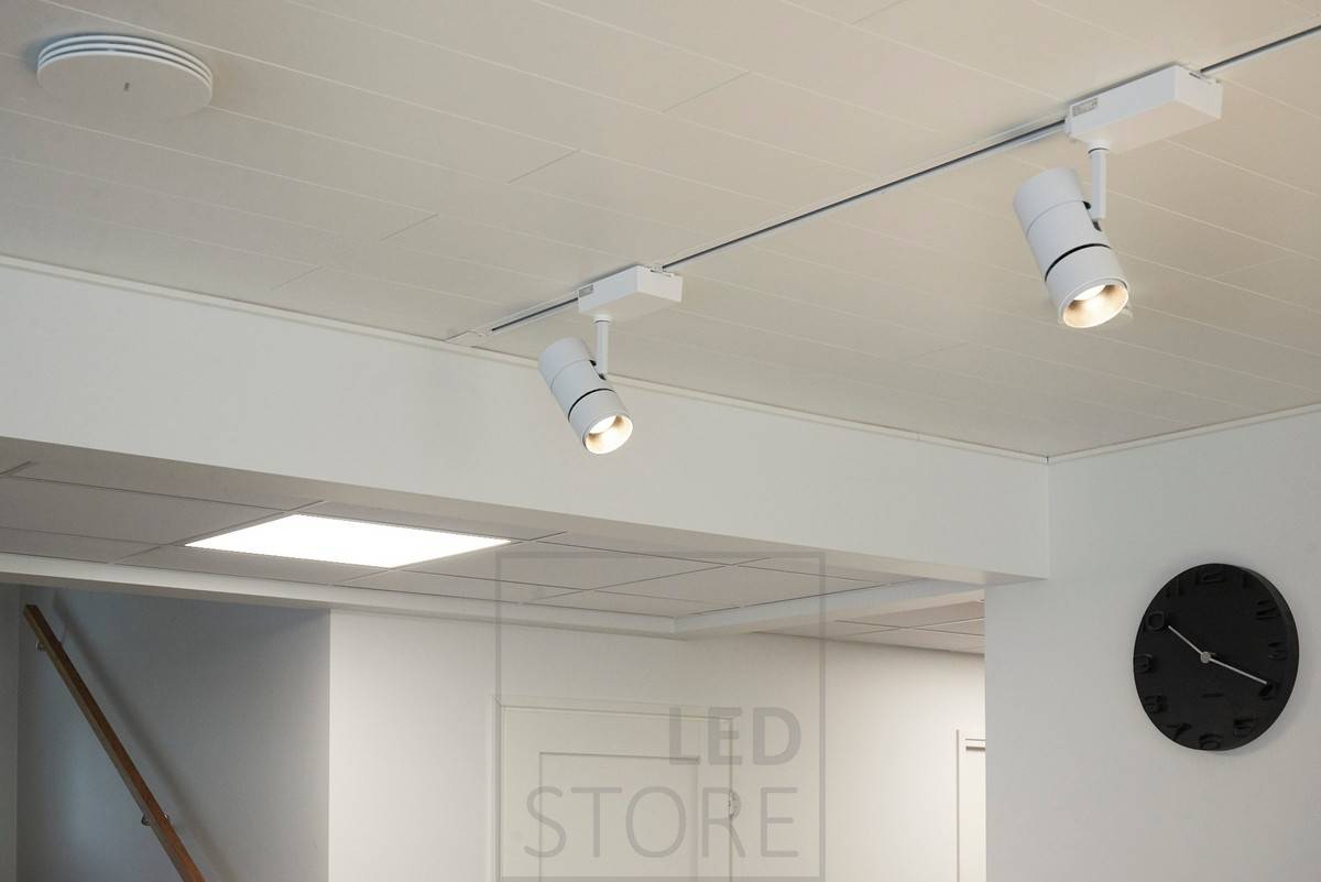 Iluminación general de una habitación con iluminación LED de carril, 35 W. La luminaria es direccional, tiene un ángulo ajustable de apertura de la luz y la temperatura de color de la luz puede seleccionarse desde un interruptor situado en el cuerpo de la luminaria. La luminaria también está disponible en negro. Ledstore.fi